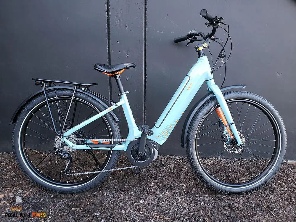 Profile of the Izip Vida 2021 with fenders, rear rack, and lights