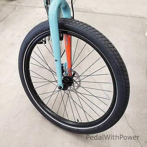 Front wheel on the Izip Vida 2021